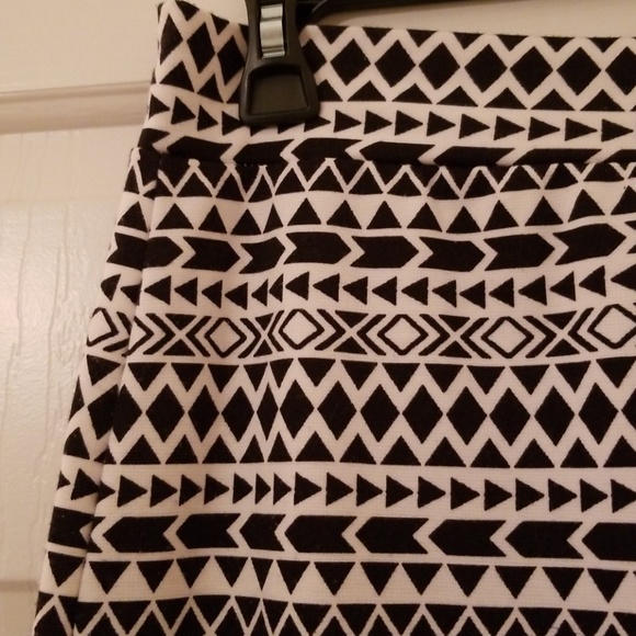 Renee C Black and White Pencil Skirt - Size L - Picture 2 of 3